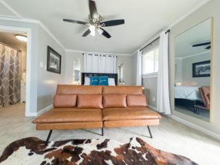 1 bedroom Downtown Guest House, kitchen, parking - 8