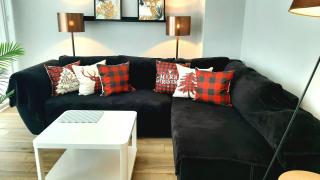 Gelbe Koffer - "Stilvolle Design-Maisonette" in Schiffweiler - 2 Etagen - Self-Check-in - 2 Parkplätze - WLAN - Balkon & Garten - ruhig - Nähe See & Wald - bis 7 Pers - 9