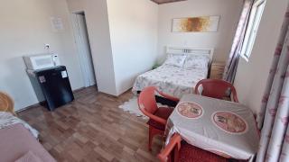 KITNET S4 em TORRES-RS - Confortável com cama casal box, cama de solteiro bicama, televisão, geladeira, micro-ondas, chaleira elétrica, ar-condicionado split - Anfitriã Superhost no BnB - 2