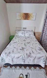 KITNET S4 em TORRES-RS - Confortável com cama casal box, cama de solteiro bicama, televisão, geladeira, micro-ondas, chaleira elétrica, ar-condicionado split - Anfitriã Superhost no BnB - 3
