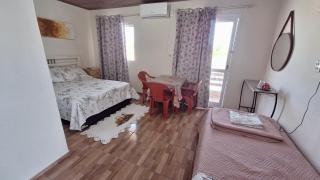 KITNET S4 em TORRES-RS - Confortável com cama casal box, cama de solteiro bicama, televisão, geladeira, micro-ondas, chaleira elétrica, ar-condicionado split - Anfitriã Superhost no BnB - 0