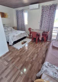 KITNET S4 em TORRES-RS - Confortável com cama casal box, cama de solteiro bicama, televisão, geladeira, micro-ondas, chaleira elétrica, ar-condicionado split - Anfitriã Superhost no BnB - 8