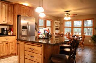 Happy in Holcombe - Cozy Get Away Near the Lake & Live Music - 9