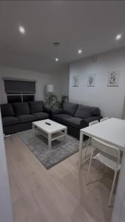 Bright 2BR Flat In West London - 8