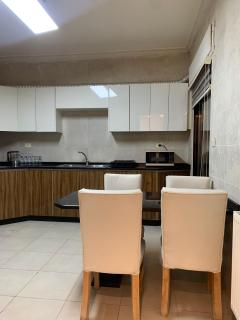 Luxurious 3 Bedroom Apartment in Heart of Amman - 6