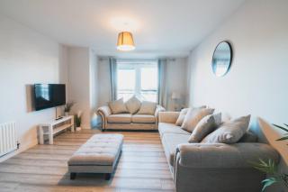 Top-Floor 2-Bed Near Braehead - 2