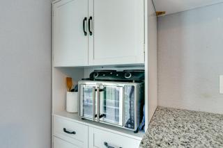 10 Mi to Lake Conroe Couples Retreat with Porch! - 3