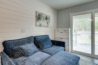 10 Mi to Lake Conroe Couples Retreat with Porch! - 7