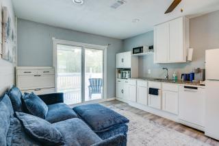 10 Mi to Lake Conroe Couples Retreat with Porch! - 6