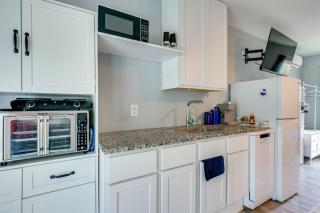 10 Mi to Lake Conroe Couples Retreat with Porch! - 4