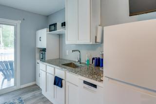 10 Mi to Lake Conroe Couples Retreat with Porch! - 5