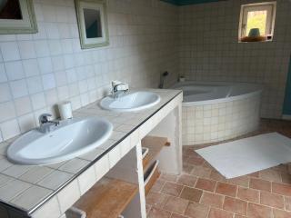 Gîte spacieux rénové en 1850 avec grand jardin, terrasse, jeux pour enfants et équipements modernes ! - FR-1-410-172 - 1