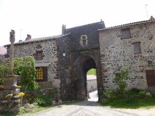 Ancien presbytère avec 3 chambres au pied d'une forteresse médiévale - FR-1-582-113 - 1