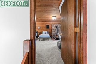 Chalet Riviere Ski Lodge Sleeps 12 -hot tub, game room - 4