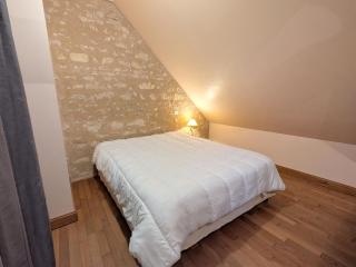 Maison de Caractère Rénovée avec Jardin, Terrasse, et Proche du Château Guillaume - FR-1-591-131 - 5