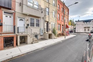 Walkable Philly Rowhouse Near Public Transit! - 8