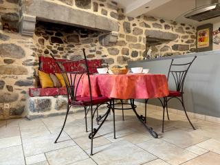 Gîte familial restauré avec jardin clos, équipements bébé, animaux acceptés, proche St-Julien-Chapteuil - FR-1-582-296 - 1