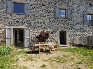 Élégante maison de maître XVIIIe, jardin clos 500m², nature, proche Puy-en-Velay, 11 pers., cosy & confort - FR-1-582-315 - 1