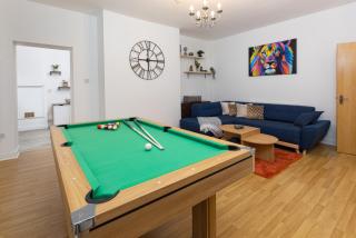 Charming Apartments High-End City Escape Spacious apartment with Pool Table & Ping Pong - 7