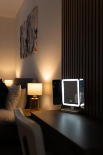 Charming Apartments High-End City Escape Spacious apartment with Pool Table & Ping Pong - 4