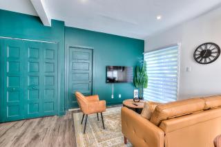 Modern Comforts 3 Bedroom & Full Kitchen & Wifi & Easy Montreal Access - 8