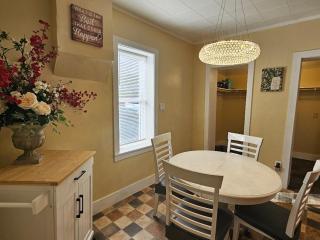 Monthly Rental - Fully Furnished - Includes all Utilities & Linens! - 8