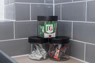 Holly - Telford - With Parking - Sleeps 8 - 8