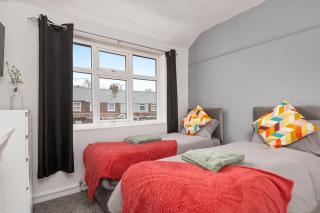 Cosy Grimsby House with Free Parking - 1