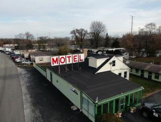 By The Way Motel Lake Bluff - 7