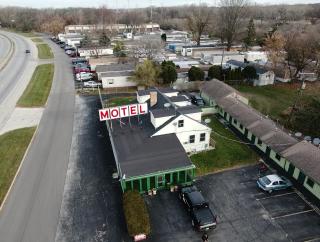 By The Way Motel Lake Bluff - 6