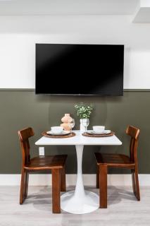 Cozy LA Getaway Fast Wi-Fi and Smart TV - 2