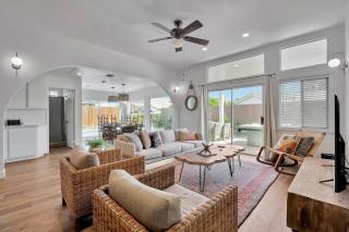 The Rose-tiki Bargame Close To Festivals, Tennis - 3