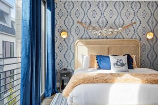 Showboat Vibes Murals Karaoke Stage Free Parking - 6