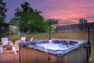 Meadows Farmhouse - Hot Tub & 5 mins to Main - 6