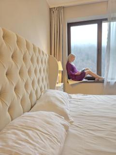 Spacious Mountain-View Apartment with Hot Tub and Free Parking 10 min to Old Town - 6