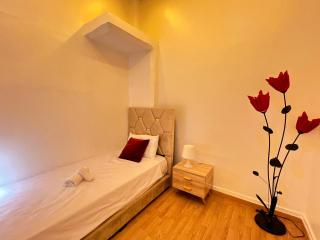 Cosy apartment steps from shore & public transport - 2