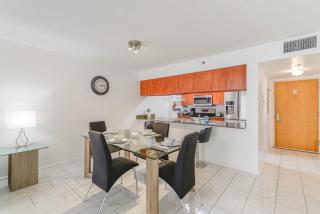 Luxury Bayview Condo | Pool, Gym & Skyline Views - 5