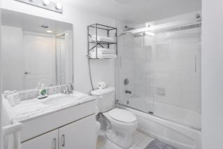 Luxury Bayview Condo | Pool, Gym & Skyline Views - 6