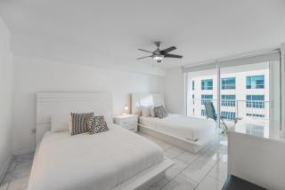 Luxury Bayview Condo | Pool, Gym & Skyline Views - 8