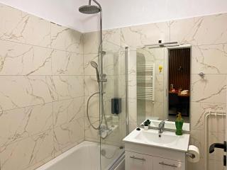 Beautiful Dining Area Full Kitchen Free Parking AC Bathtub - 7