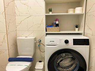 Beautiful Dining Area Full Kitchen Free Parking AC Bathtub - 5