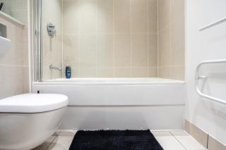 City Modern 2BR Apt With Balcony - Sleeps 8 - 7