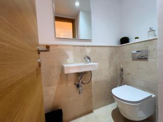 Luxury Marina Waterfront 1BR En-Suite Apartment with Pool Access - 2