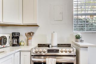 Walk to Park Dog-Friendly Retreat in Pflugerville - 4