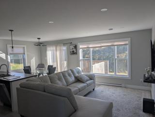 Bright & Spacious 3BR House Kenmount Area - 8