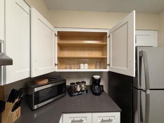 Stylish Stay Near AT&T and Six Flags Free Parking - 8