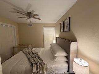 Stylish Stay Near AT&T and Six Flags Free Parking - 6