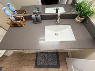 Stylish Stay Near AT&T and Six Flags Free Parking - 5