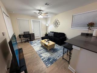 Stylish Stay Near AT&T and Six Flags Free Parking - 4