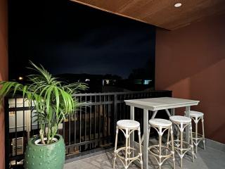 Stylish CBD Retreat with 3BR,3BA,Balcony,2 Parking - 8